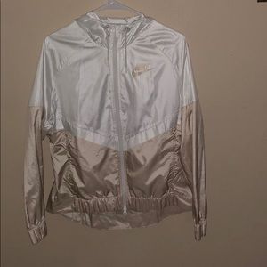 White nike wind breaker